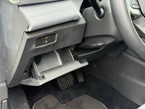 Certified 2025 Volkswagen Tiguan SE w/ Panoramic Sunroof Package image 13