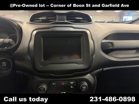 Used 2021 Jeep Renegade Latitude AWD/4WD image 19