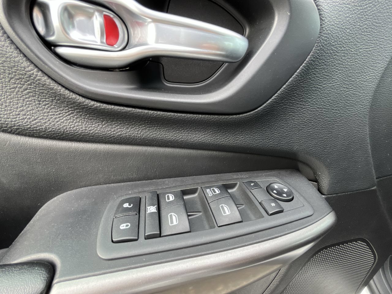 Used 2020 Jeep Cherokee Latitude w/ Cold Weather Group AWD/4WD image 3