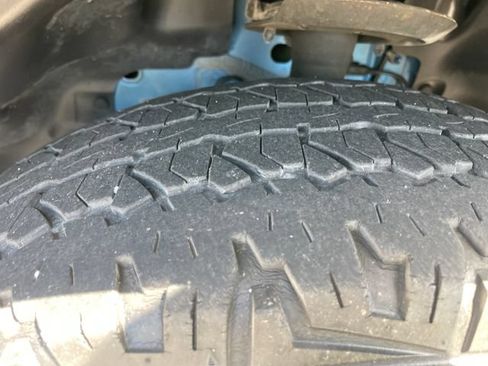 Used 2017 Jeep Cherokee Trailhawk AWD/4WD image 30