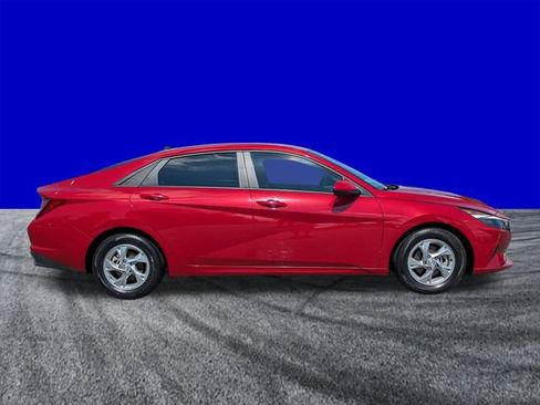 Used 2022 Hyundai Elantra SE FWD image 3