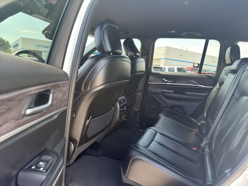 Used 2024 Jeep Grand Cherokee Limited w/ Black Appearance Package AWD/4WD image 30