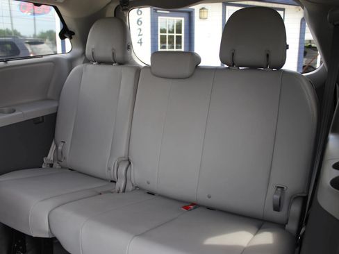 Used 2020 Toyota Sienna XLE AWD/4WD image 22