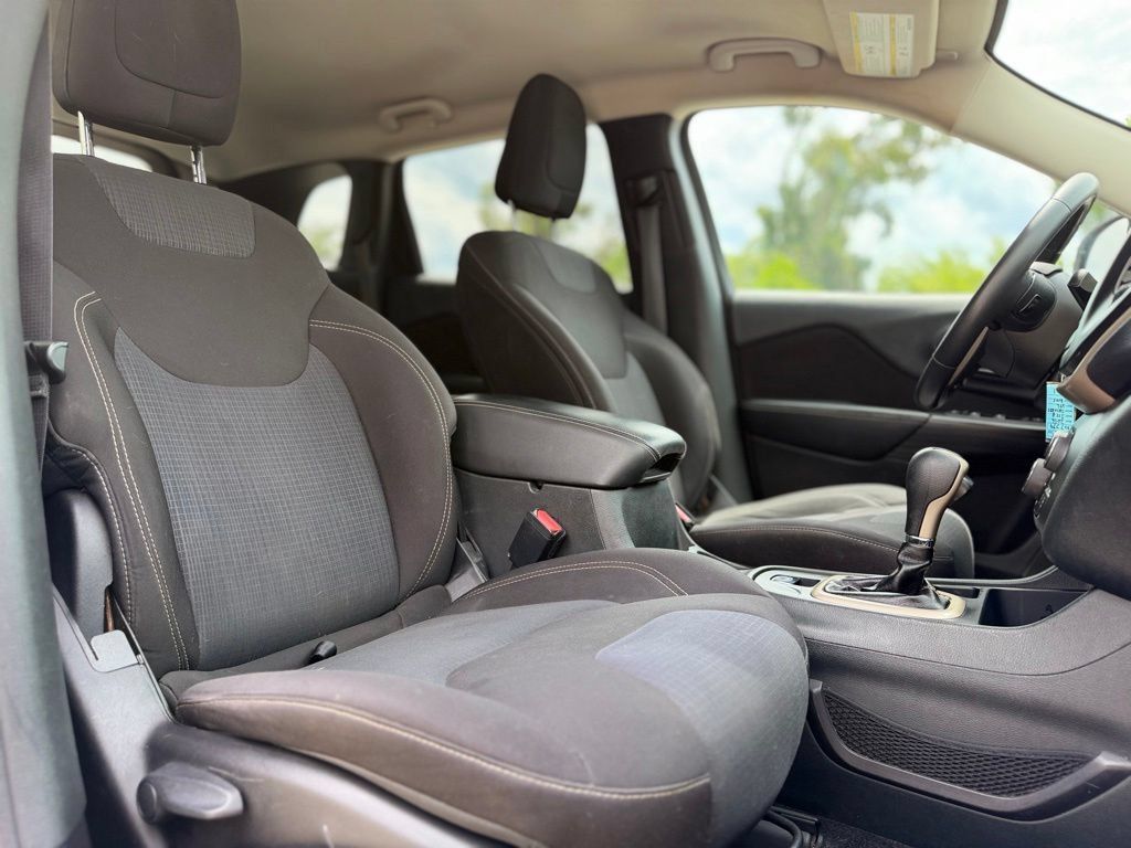 Used 2015 Jeep Cherokee Latitude FWD image 15