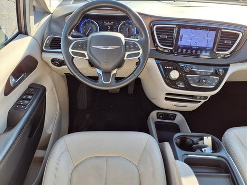 Used 2017 Chrysler Pacifica Touring-L image 2