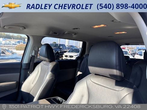 Used 2025 Kia Carnival image 2