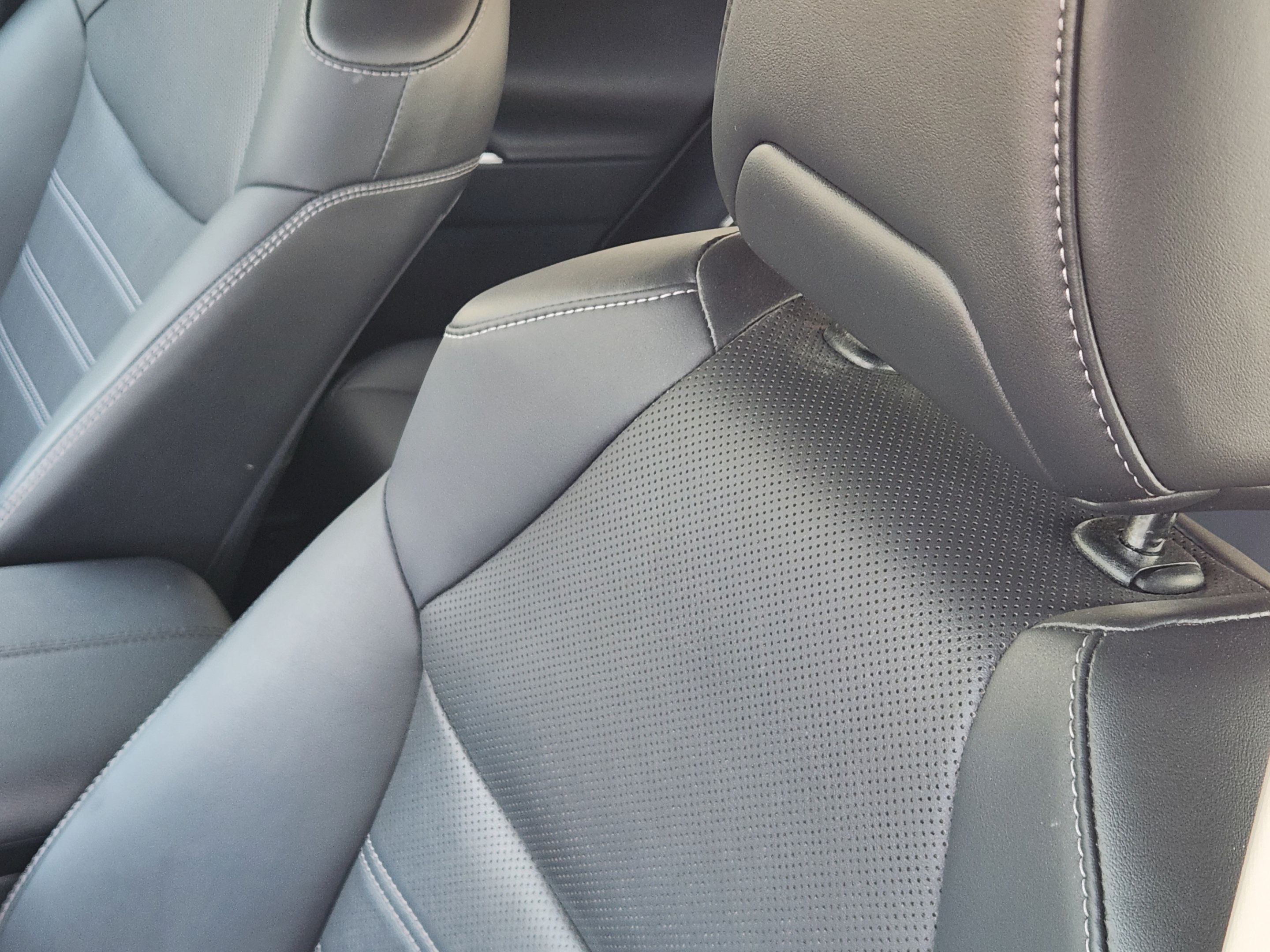 Used 2019 Toyota RAV4 Limited w/ Cold Weather Package FWD image 7