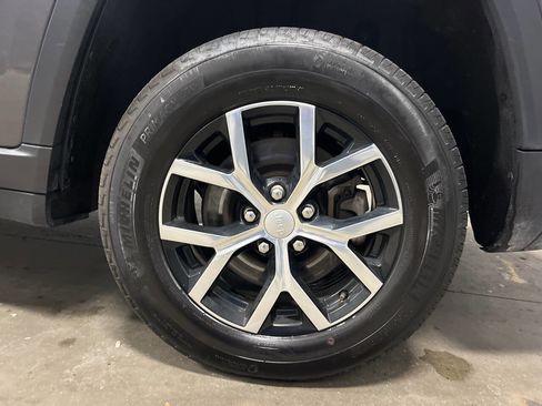 Used 2024 Jeep Grand Cherokee L Limited w/ Luxury Tech Group II image 13