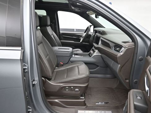 Used 2023 GMC Yukon XL Denali w/ Advanced Technology Package AWD/4WD image 9