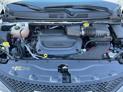 Used 2023 Chrysler Voyager LX image 33