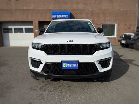 Used 2023 Jeep Grand Cherokee Limited w/ Black Appearance Package AWD/4WD image 2