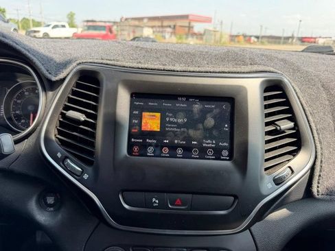 Used 2020 Jeep Cherokee Latitude Plus AWD/4WD image 12