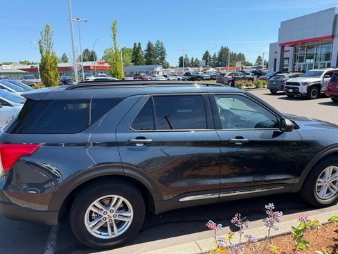 Used 2022 Ford Explorer XLT w/ Equipment Group 202A AWD/4WD image 4