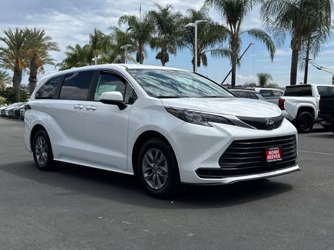 New 2026 Toyota Sienna LE FWD image 4