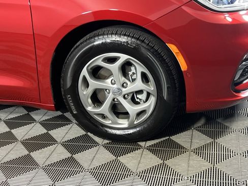 Certified 2024 Chrysler Pacifica Limited image 5