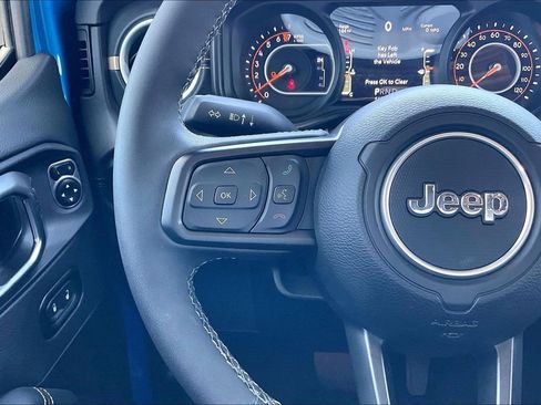 Used 2025 Jeep Gladiator Sport AWD/4WD image 10