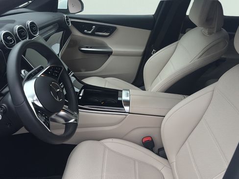 Used 2025 Mercedes-Benz GLC 350e 4MATIC image 5