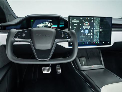 Used 2022 Tesla Model X Plaid image 25