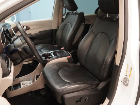 Used 2018 Chrysler Pacifica Touring-L w/ Premium Audio Group FWD image 3