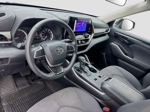 Used 2023 Toyota Highlander LE FWD image 7