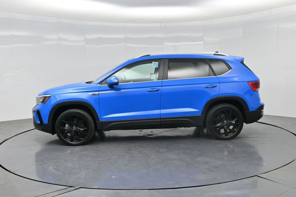 Used 2023 Volkswagen Taos SE w/ Panoramic Sunroof Package FWD image 11