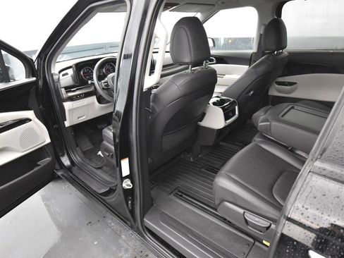 Used 2024 Kia Carnival EX image 11