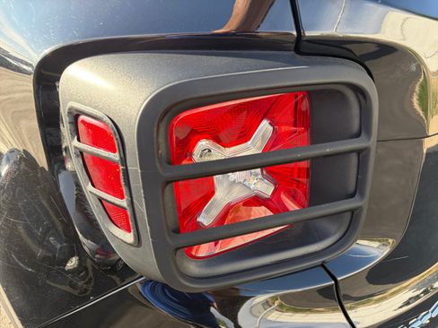 Used 2017 Jeep Renegade Latitude AWD/4WD image 30