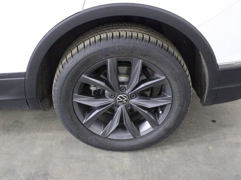 Used 2024 Volkswagen Tiguan SE image 41