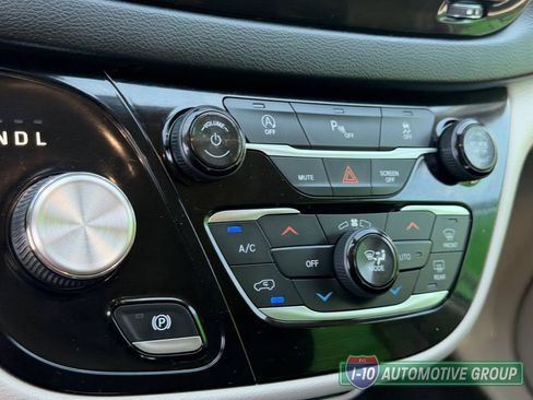 Used 2019 Chrysler Pacifica Touring Plus w/ Tire & Wheel Group FWD image 29