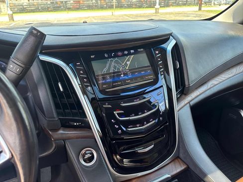 Used 2020 Cadillac Escalade Luxury AWD/4WD image 18