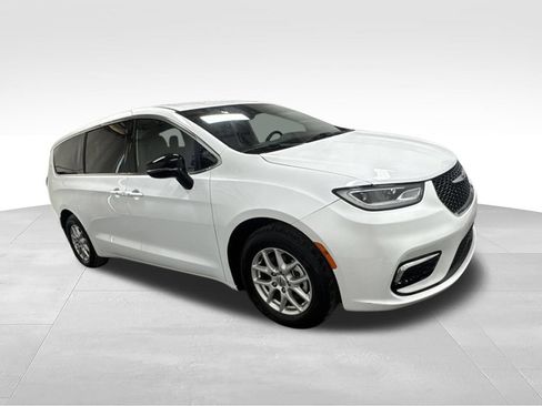 Used 2025 Chrysler Pacifica Select FWD image 3