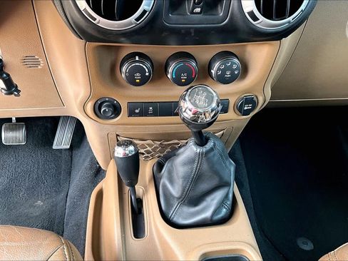 Used 2014 Jeep Wrangler Unlimited Sahara w/ Connectivity Group AWD/4WD image 29