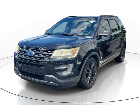 Used 2017 Ford Explorer XLT w/ Equipment Group 202A FWD image 3