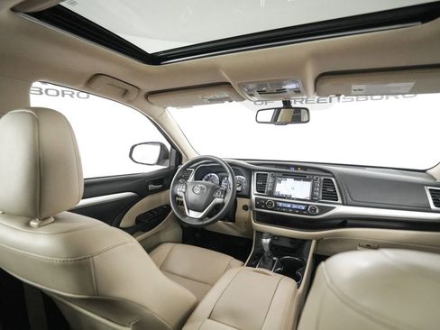 Used 2016 Toyota Highlander XLE image 16