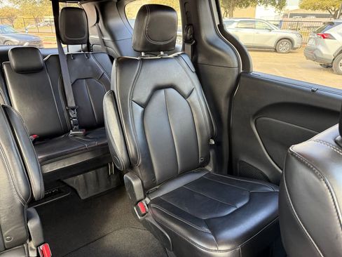 Used 2025 Chrysler Pacifica Select FWD image 39