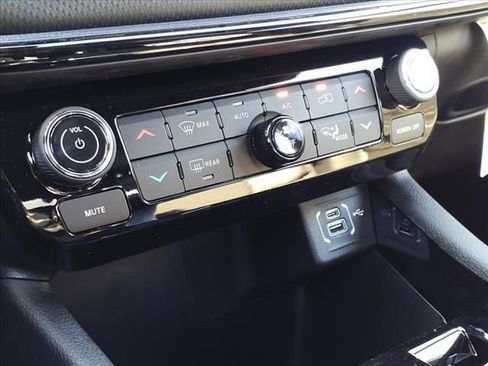 New 2024 Jeep Compass Latitude w/ Convenience Group image 18