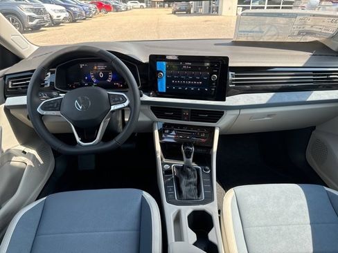 Certified 2025 Volkswagen Jetta SE image 24