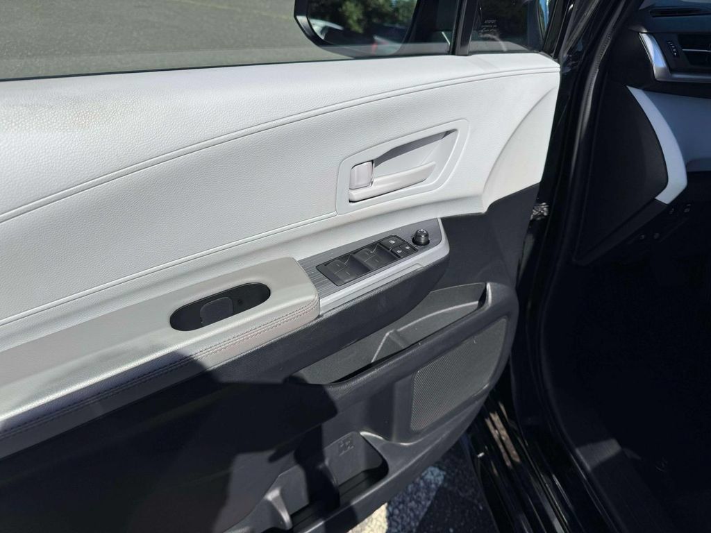 Used 2025 Toyota Sienna LE FWD image 18