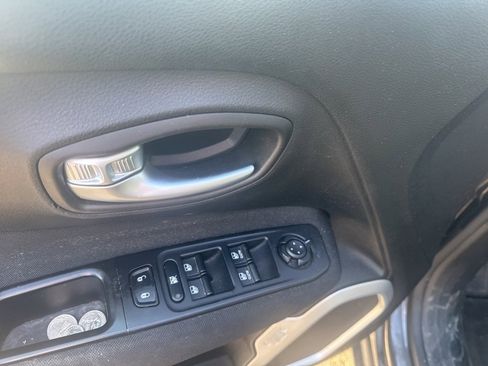 Used 2018 Jeep Renegade Latitude image 8