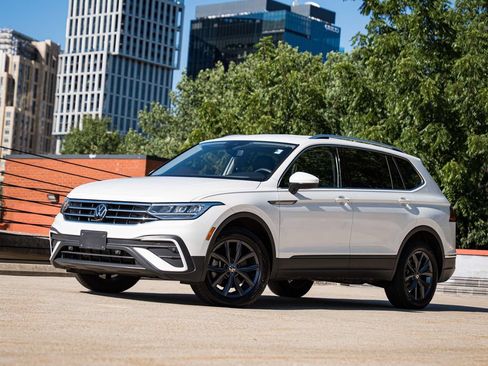 Used 2023 Volkswagen Tiguan SE FWD image 1