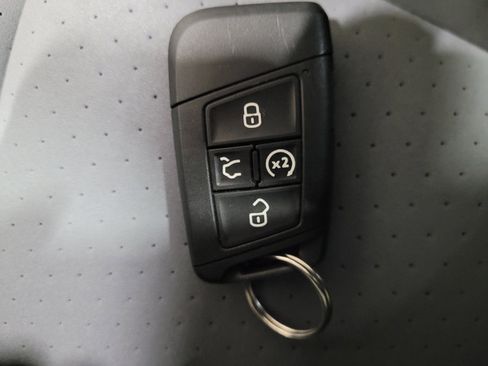 Used 2025 Volkswagen Jetta SE FWD image 32