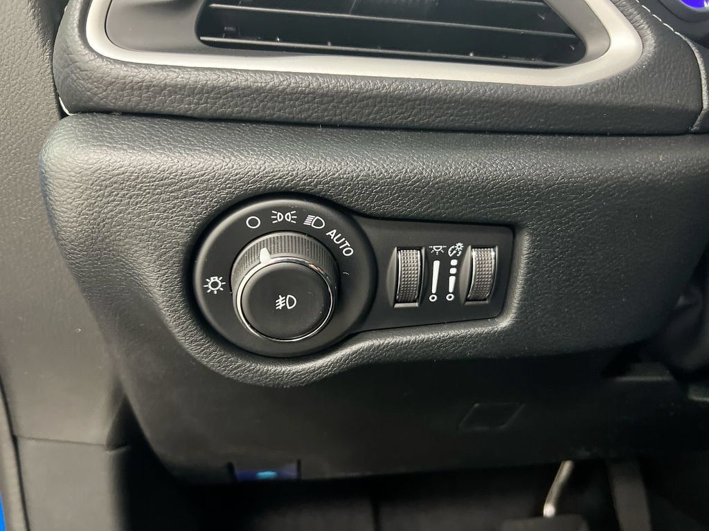 New 2026 Chrysler Pacifica Select FWD image 18