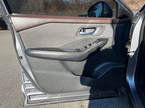 Used 2021 Nissan Rogue SV image 15