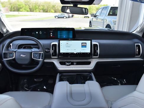 Used 2025 Ford Expedition Active AWD/4WD image 4