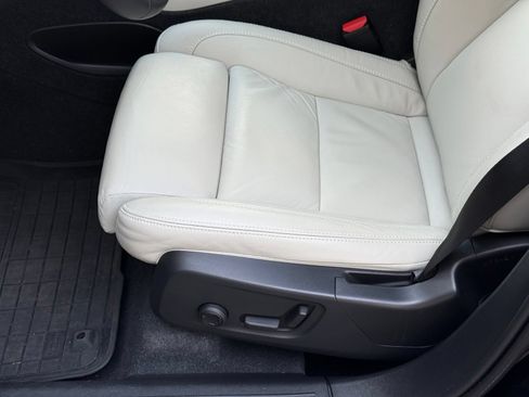 Used 2023 Volvo XC40 B5 Plus w/ Climate Package AWD/4WD image 2