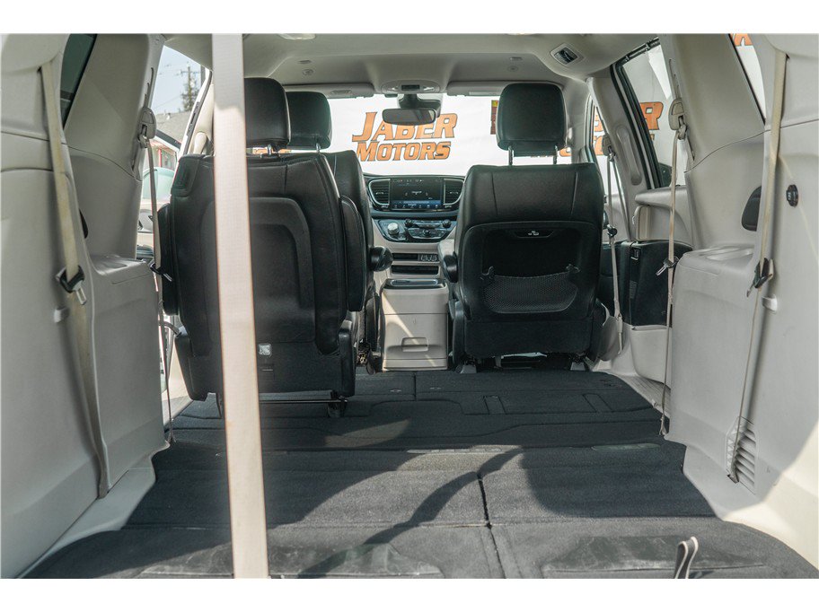 Used 2021 Chrysler Pacifica Touring-L FWD image 29