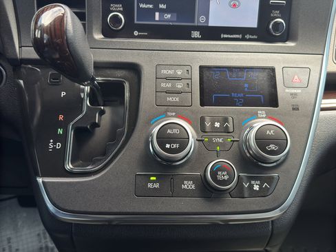 Used 2018 Toyota Sienna Limited Premium image 35