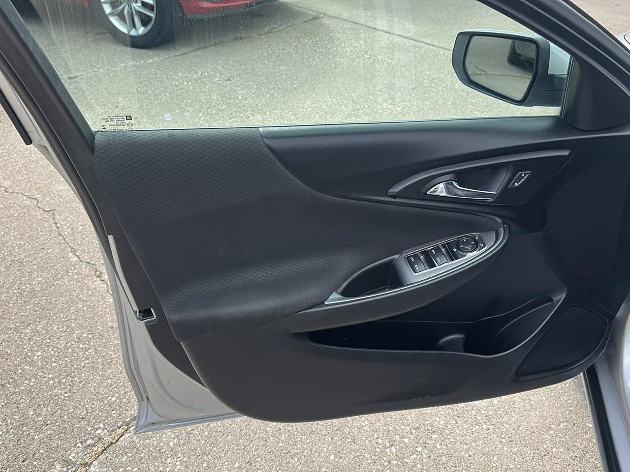 Used 2018 Chevrolet Malibu LT FWD image 9