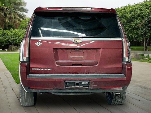 Used 2017 Cadillac Escalade Luxury RWD image 3