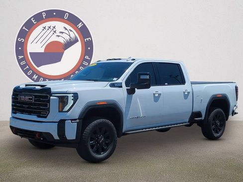 Used 2025 GMC Sierra 2500 AT4 w/ AT4 Premium Plus Package AWD/4WD image 2